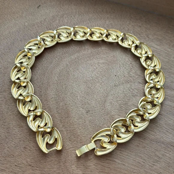 Stunning Gold Tone Fancy link 17” Collar Statement necklace 3/4” wide